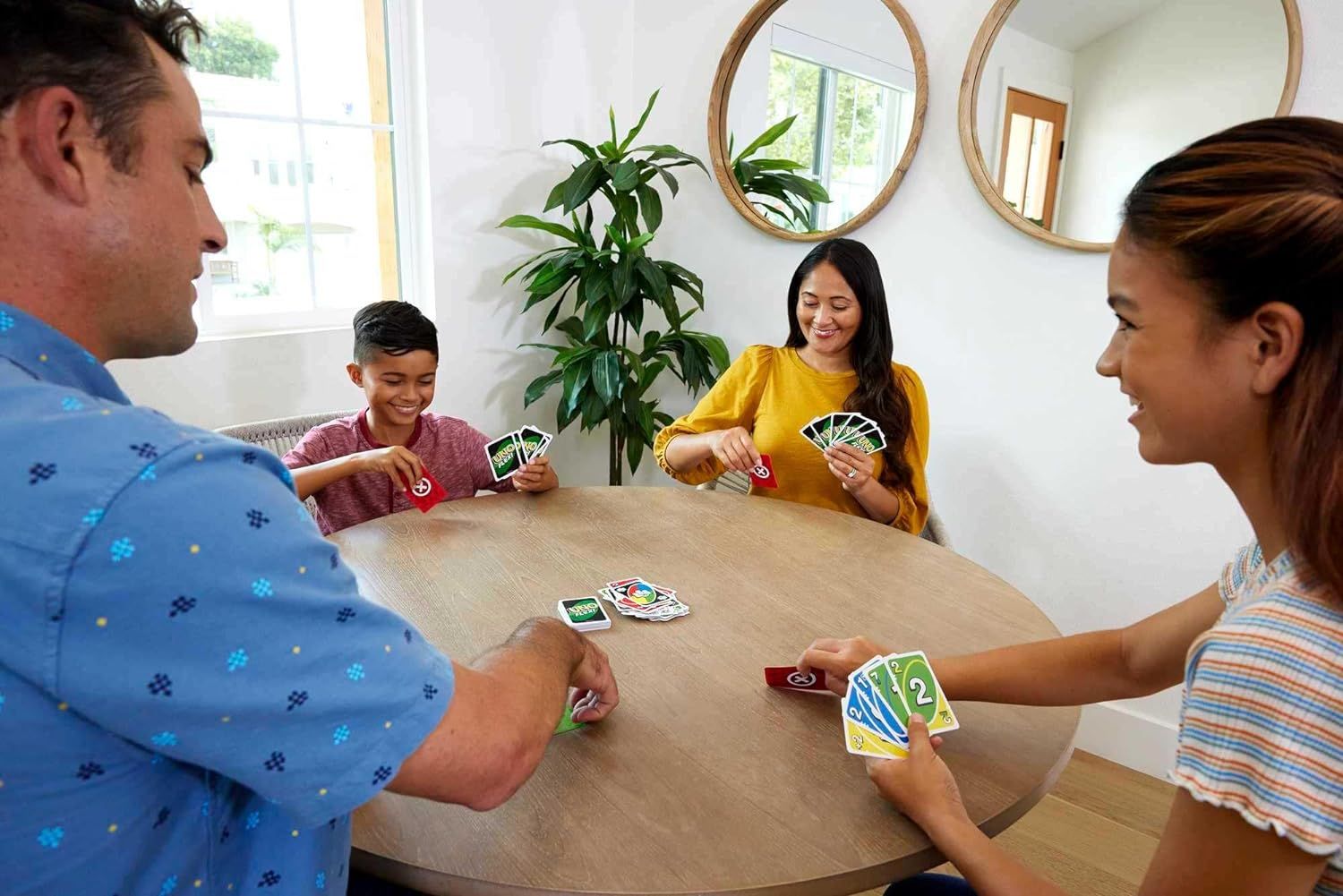 UNO Flex Card Game, Fun Games for Adult and Party Game Night, 2 to 6 Players
